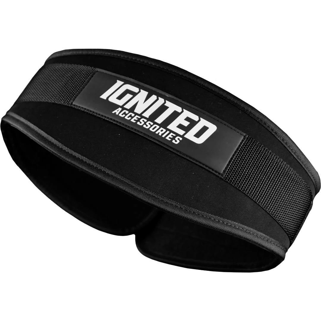 Ignited Basic Lifting Belt Black, ett svart lyftarbälte i slitstark nylon med centrerad logotyp., bild 4 av 5