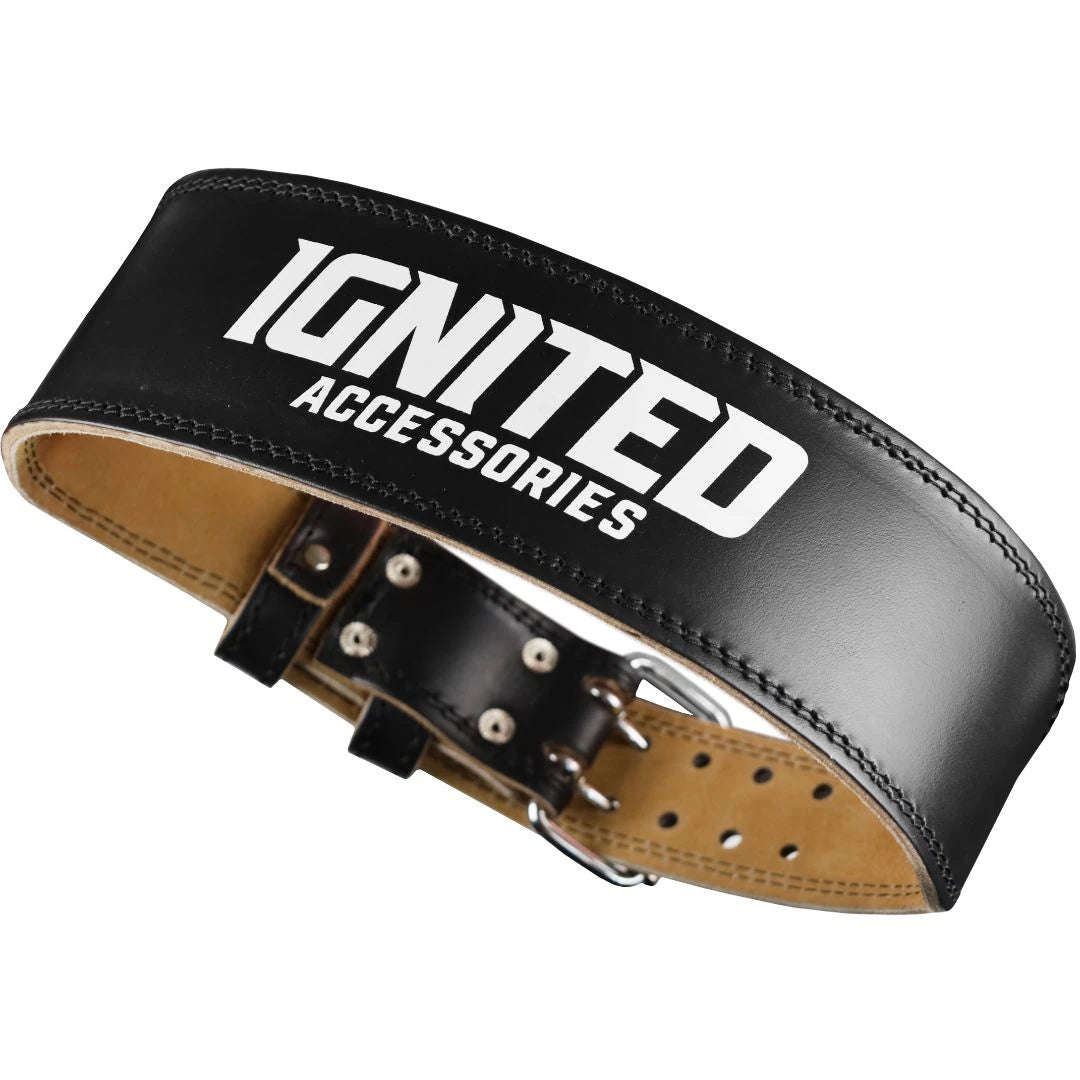 Ignited Classic Lifting Belt Black träningsbälte i svart läder med dubbelknäppt spänne och vit logotyp.
