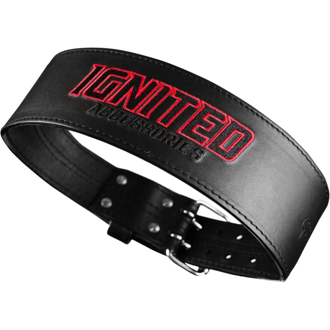 Ignited Premium Lever Belt Black, ett svart lyftarbälte i läder med röd logotyp för optimalt stöd vid styrketräning., bild 3 av 5