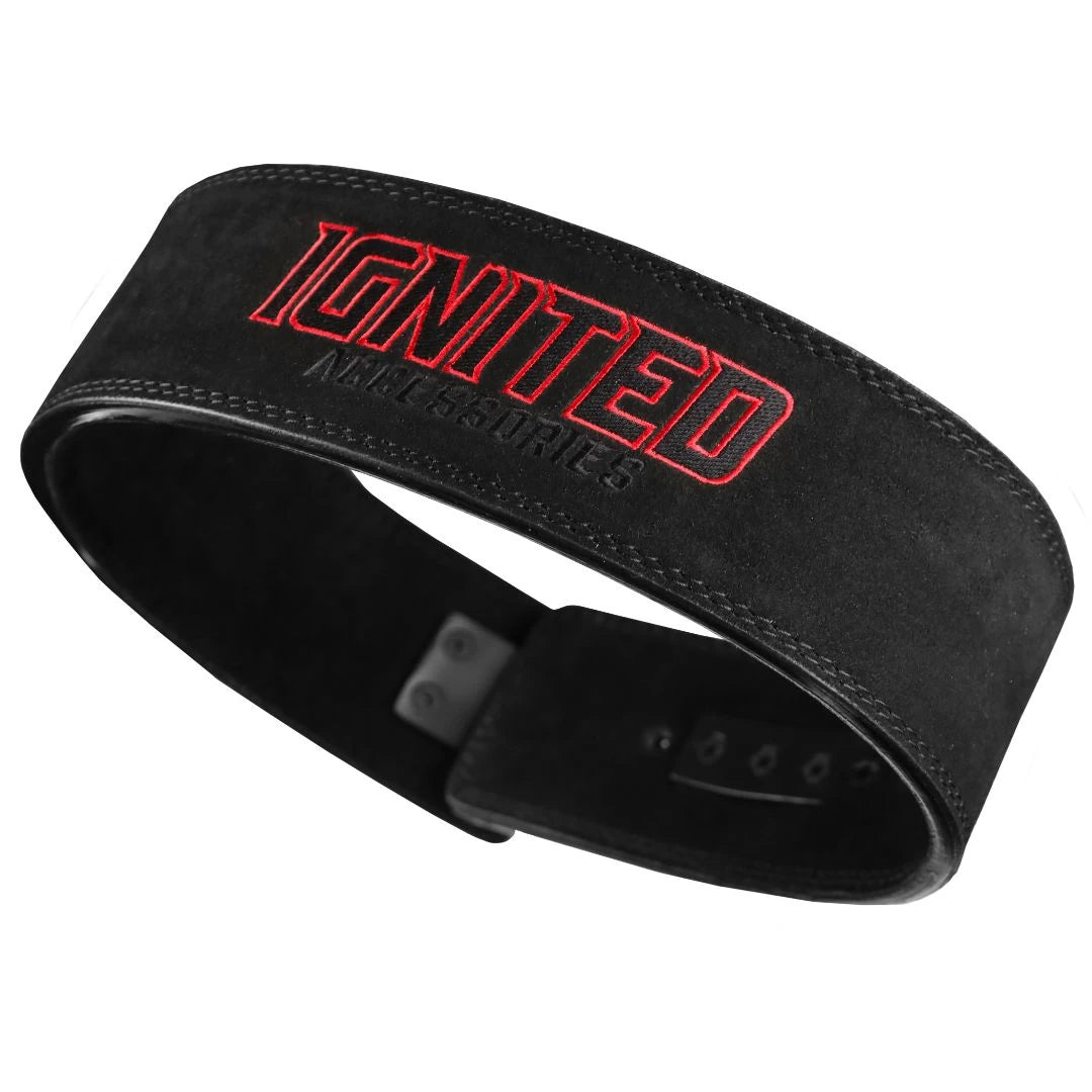 Ignited Adjustable Lever Belt Black i svart premiumläder med en röd broderad Ignited-logotyp för optimalt stöd vid styrkelyft., bild 3 av 5