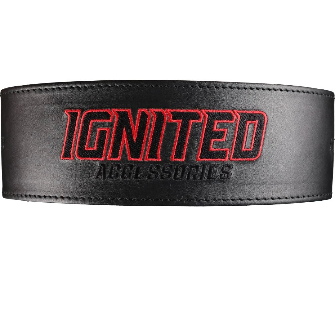 Ignited Padded Premium Lifting Belt Black är ett svart lyftarbälte i läder med röd broderad logotyp., bild 4 av 5