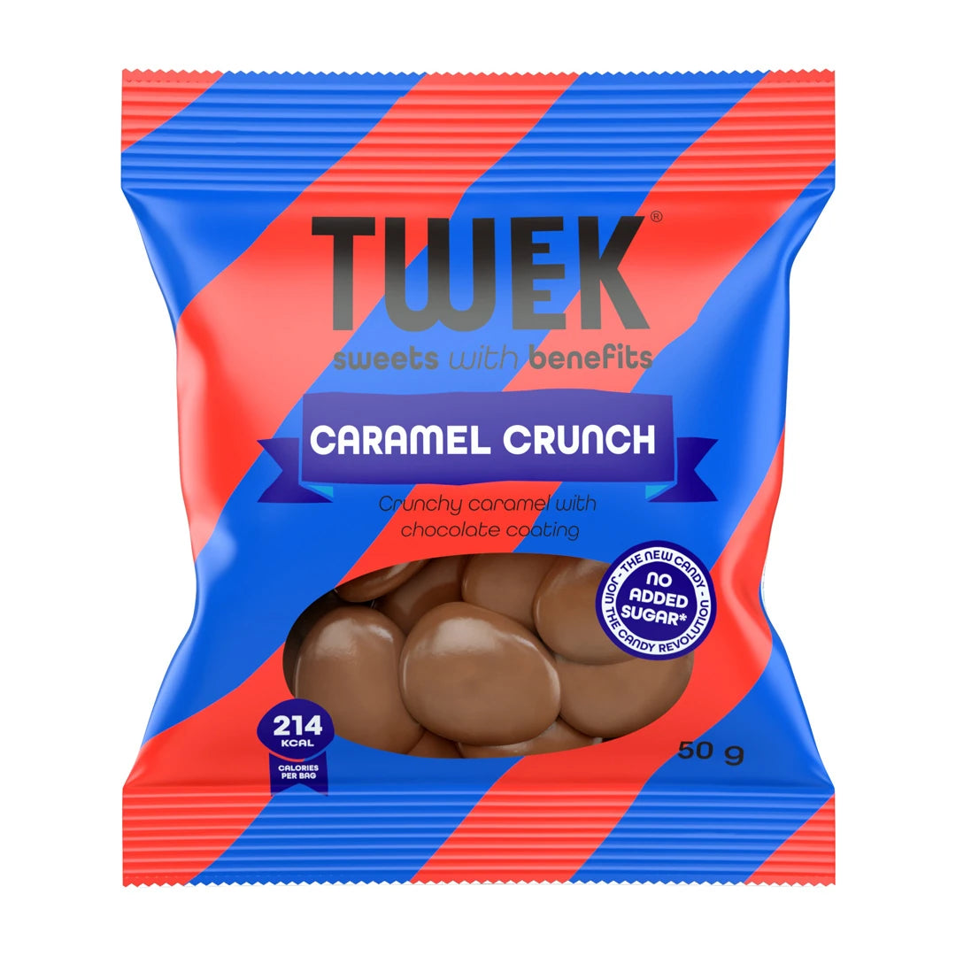 Tweek Sweets 50 g choklad i en blå och röd påse med genomskinligt fönster som visar mjölkchokladdragéer med smak av Caramel Crunch., bild 1 av 1