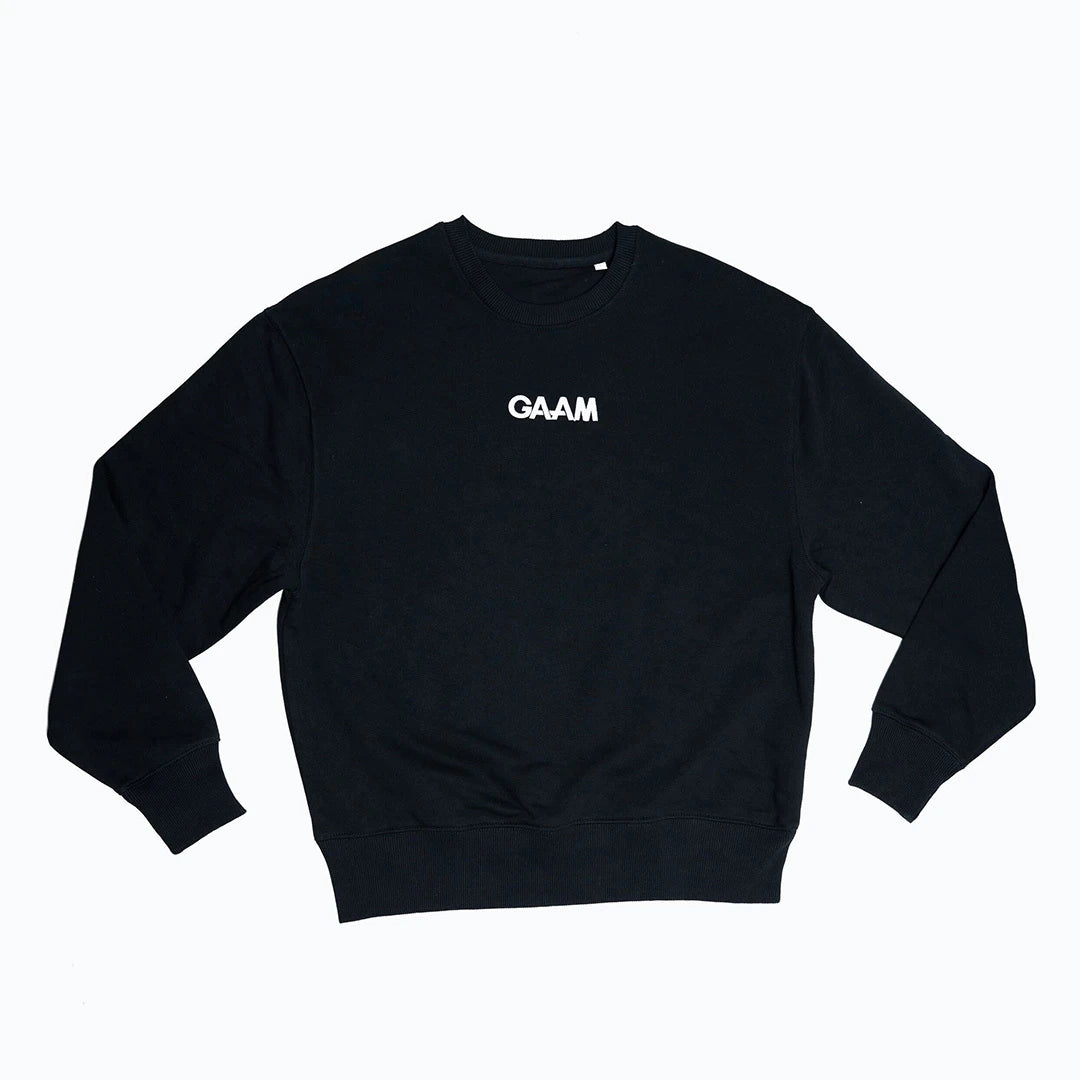 GAAM Sweatshirt Black är en stilren svart tröja med vit GAAM-logotyp på bröstet för både träning och vardag., bild 1 av 1