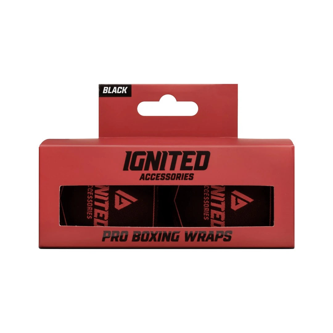 Ignited Boxing Hand Wraps Black 2.5 i en röd förpackning som visar de svarta handlindorna inuti., bild 1 av 1