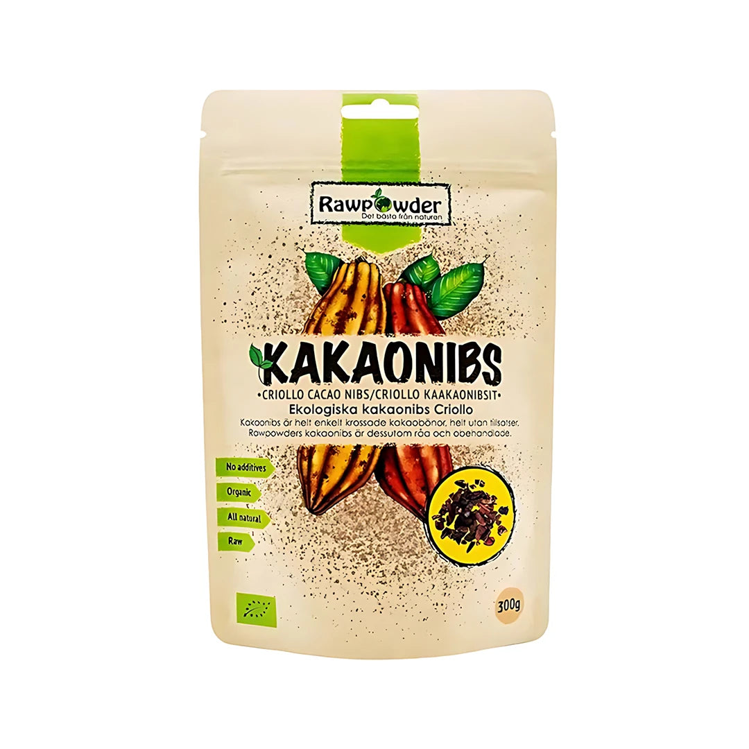 Rawpowder Kakaonibs 150 g i en ljusbrun stående påse med grön färgklick och illustration av kakaofrukter., bild 1 av 1