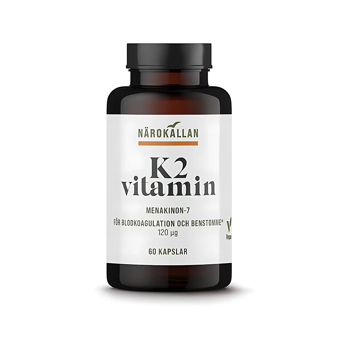 Närokällan K2 Vitamin 60 caps veganskt kosttillskott i en mörk glasburk med vit etikett., bild 1 av 1