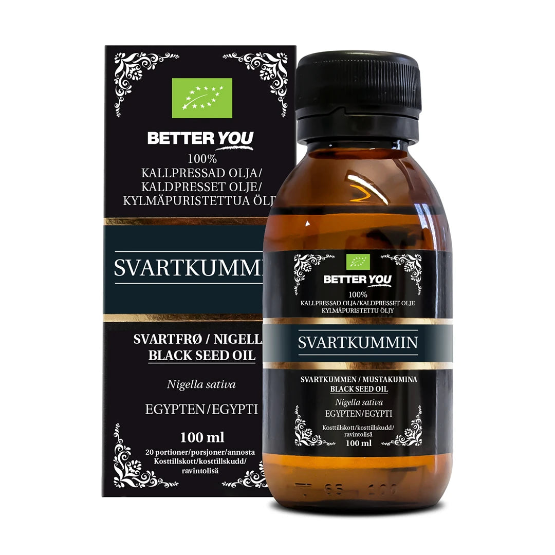 Better You Svartkumminolja EKO Kallpressad 100 ml i en mörk glasflaska bredvid sin tillhörande svarta förpackning., bild 1 av 1