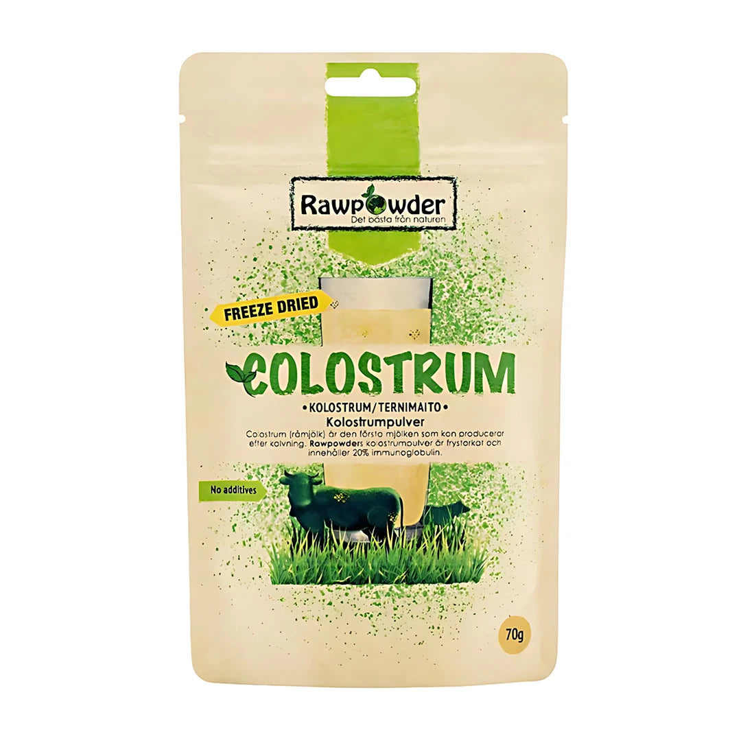 Rawpowder Colostrum 70 g i en beige återförslutningsbar påse med gröna detaljer och bild av en ko., bild 1 av 1