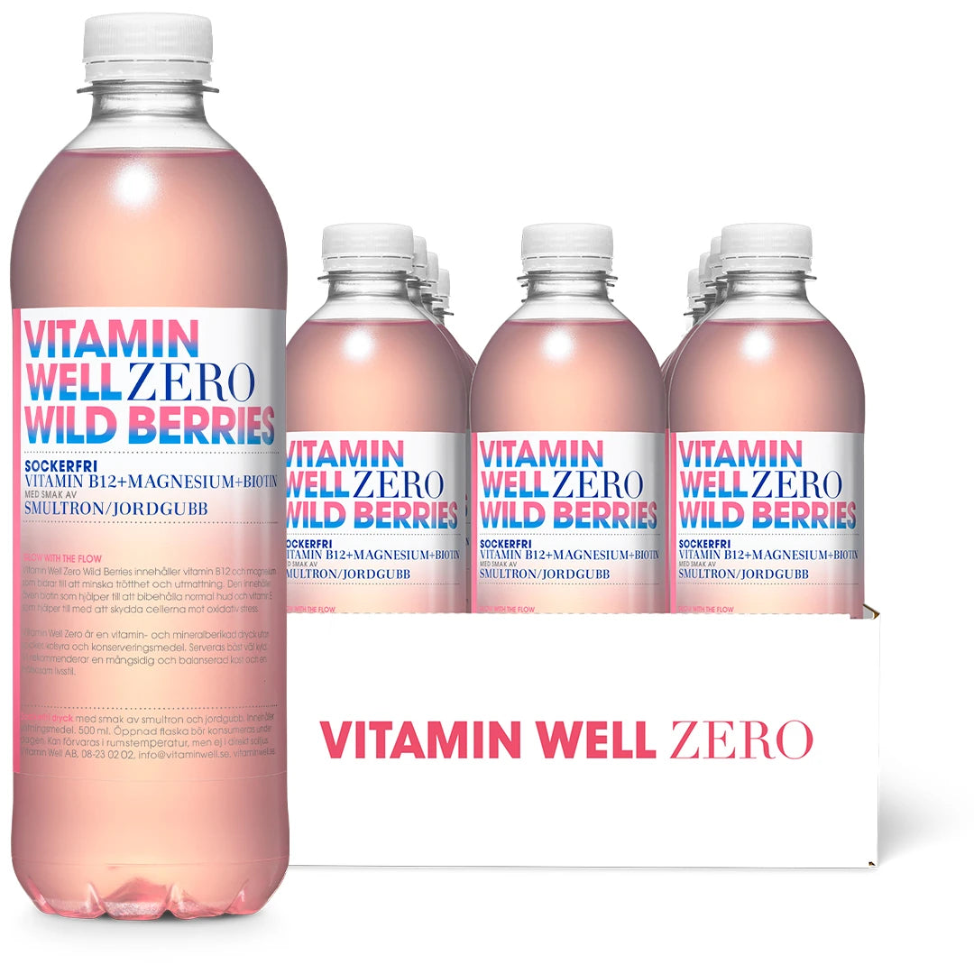 12 x Vitamin Well Zero 500 ml Wild Berries i en vit kartong med ljusrosa flaskor och vit etikett med rosa text., bild 1 av 1