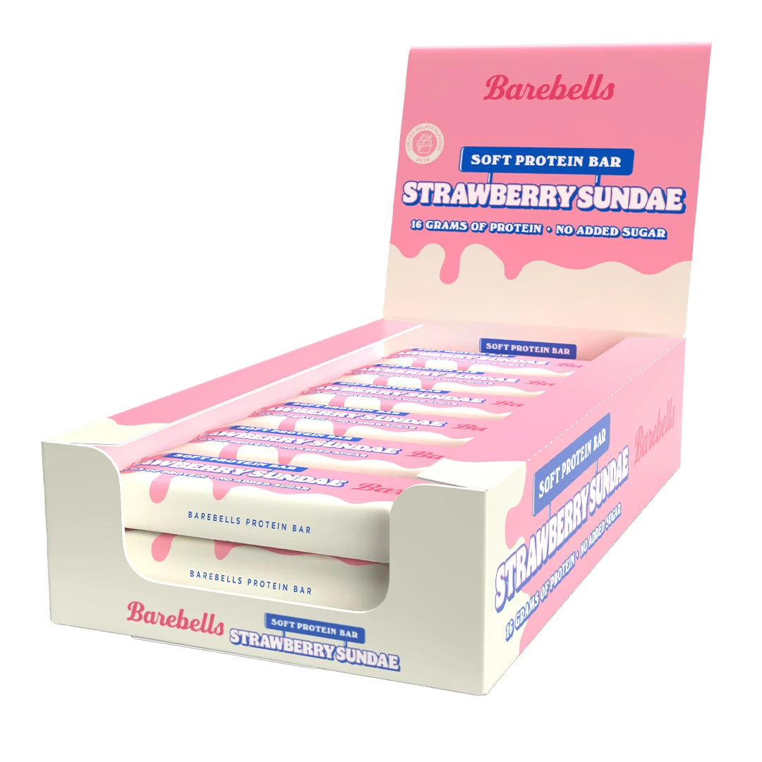 12 x Barebells Soft Bar 55 g Strawberry Sundae i en rosa och vit låda med flera förpackade proteinbars inuti., bild 1 av 1