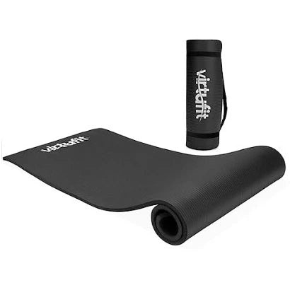 Virtufit Fitness Mat 180 x 60 cm i svart nitrilgummi utrullad med hoprullad matta med axelrem i bakgrunden., bild 1 av 1