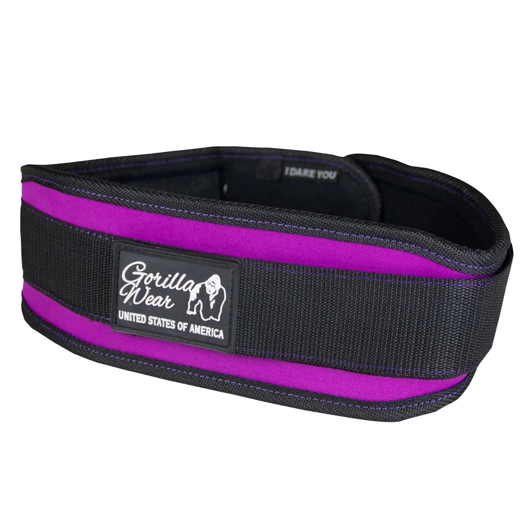 Gorilla Wear 4 Inch Women's Lifting Belt Black/Purple, ett svart och lila lyftarbälte i nylon med logga framtill., bild 2 av 4