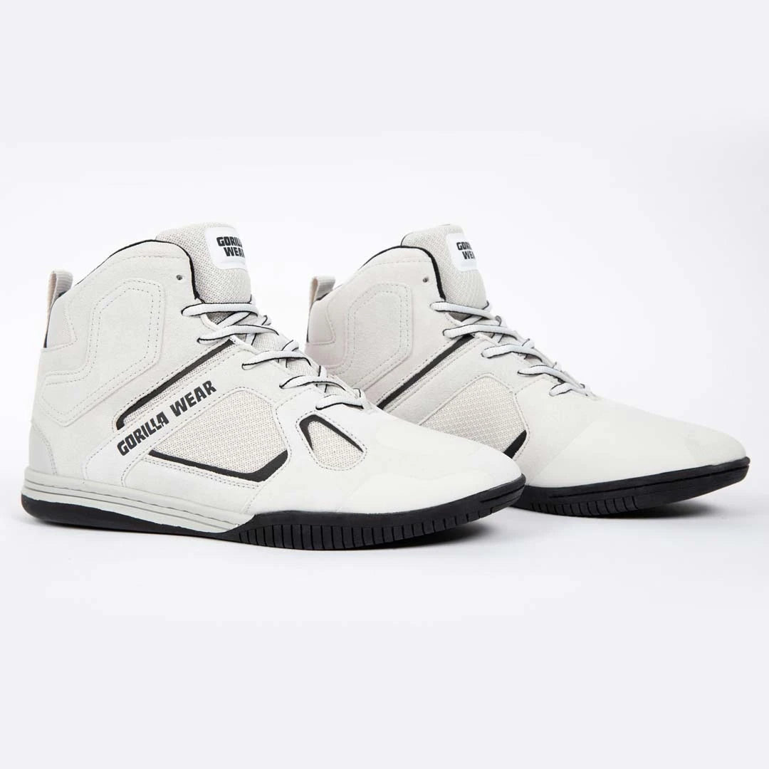 Gorilla Wear Troy High Tops White, höga vita träningsskor i mocka och mesh med svarta detaljer för styrketräning.