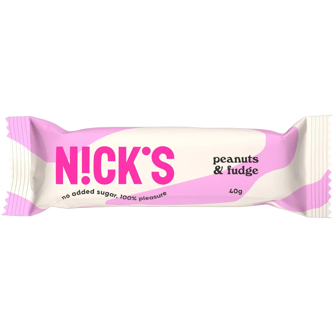 Nicks Peanuts &amp; fudge 40 g chokladbar i en vit förpackning med rosa detaljer., bild 1 av 1