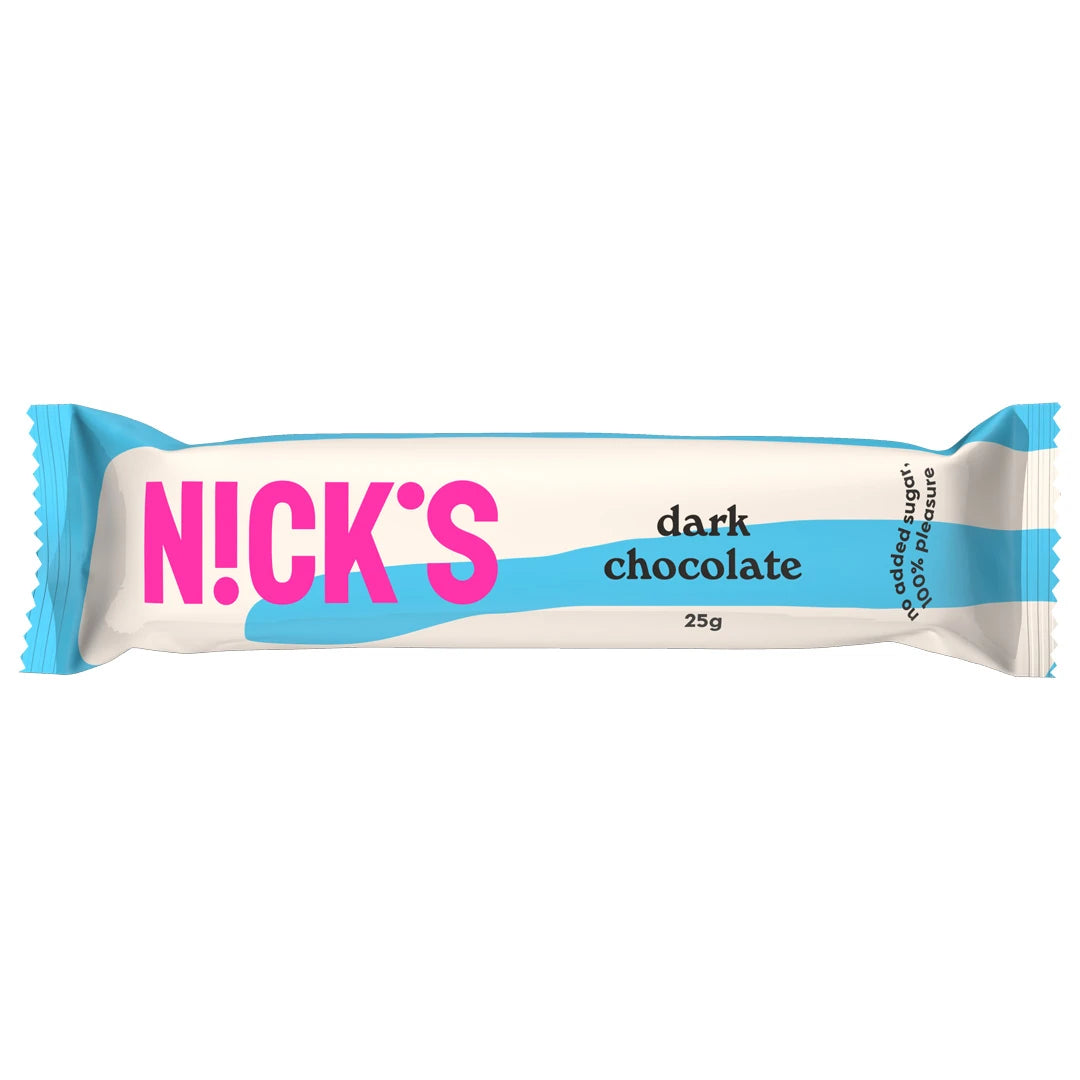 Nicks Dark Chocolate 25 g, en liten mörk chokladbit förpackad i ett vitt papper med ljusblå ränder och rosa Nicks-logga., bild 1 av 1