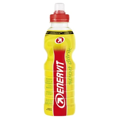 Enervit Sport Drink 500 ml är en färdigblandad sportdryck i en plastflaska med röd sportkork och gul vätska inuti., bild 1 av 1