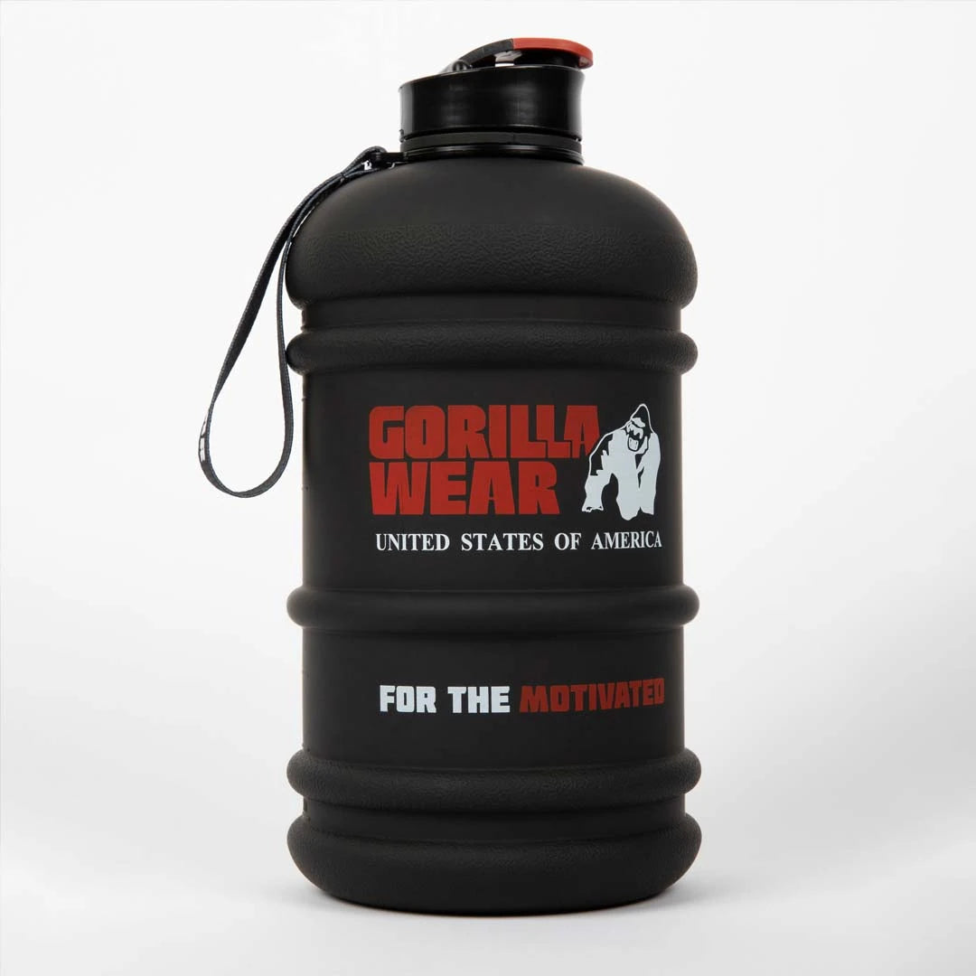 Gorilla Wear Water Jug 2.2 L, en svart vattenflaska med röd logotyp, bärrem och flip-lock., bild 1 av 1