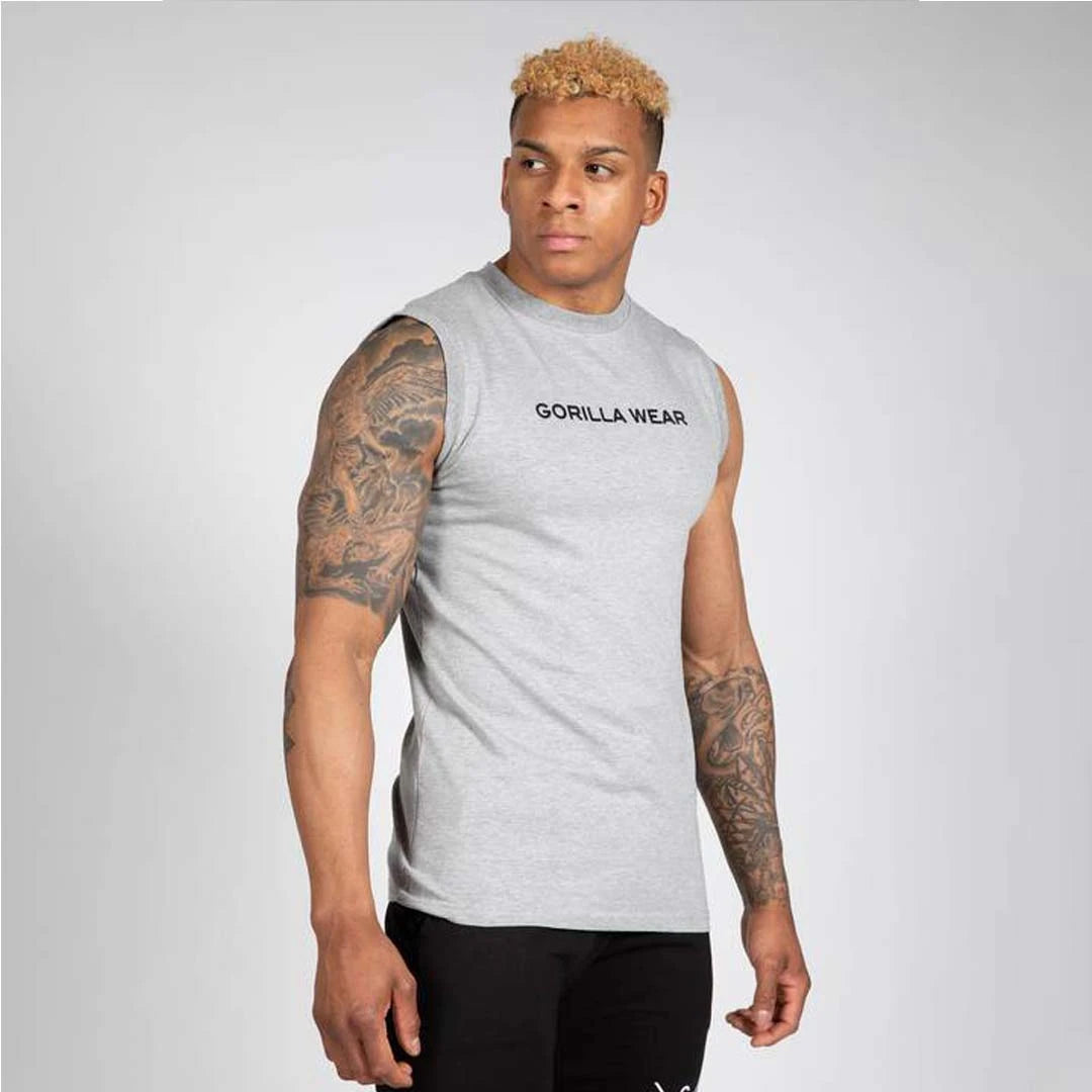 Gorilla Wear Sorrento Sleeveless T-Shirt Grey, en grå ärmlös t-shirt i bomull med svart tryck på bröstet., bild 5 av 8