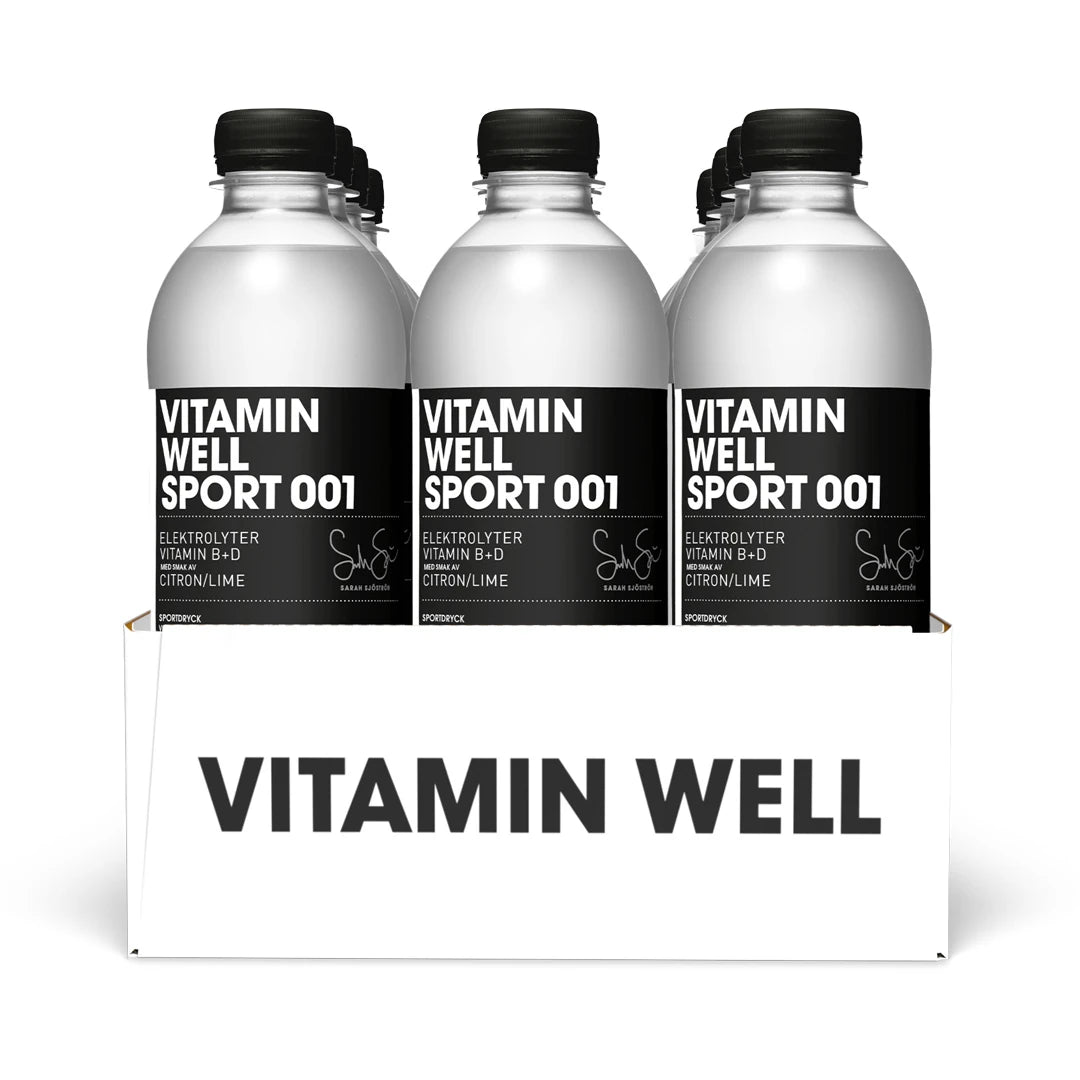 12 x Vitamin Well Sport 500 ml 001 - Lemon Lime i ett vitt flak med genomskinliga plastflaskor och svarta etiketter., bild 1 av 1