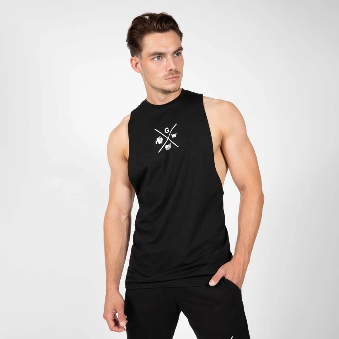 Gorilla Wear Cisco Drop Armhole Tank Top Black är ett svart träningslinne med djupa ärmhål och vit logga på bröstet.
