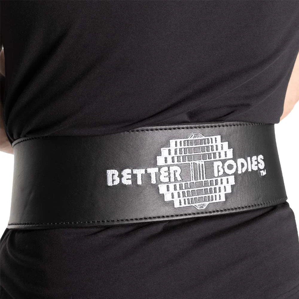 Better Bodies BB Lifting Belt Black lyftarbälte i svart läder med stor vit logotyp, buret av en person i svart tröja., bild 2 av 2