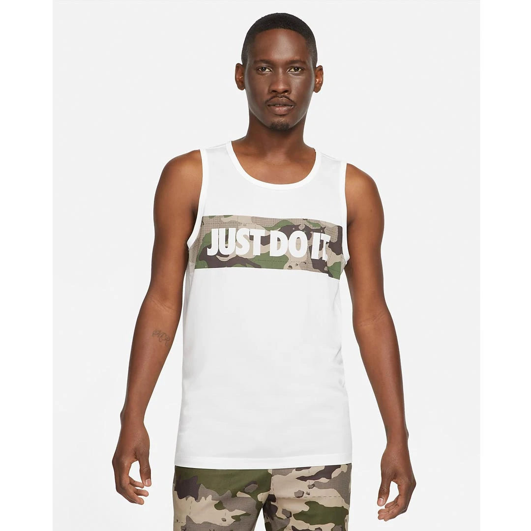 Nike Dri-FIT Tank Top White, ett vitt träningslinne i polyester med en Just Do It-logotyp mot camo-bakgrund på bröstet., bild 1 av 2