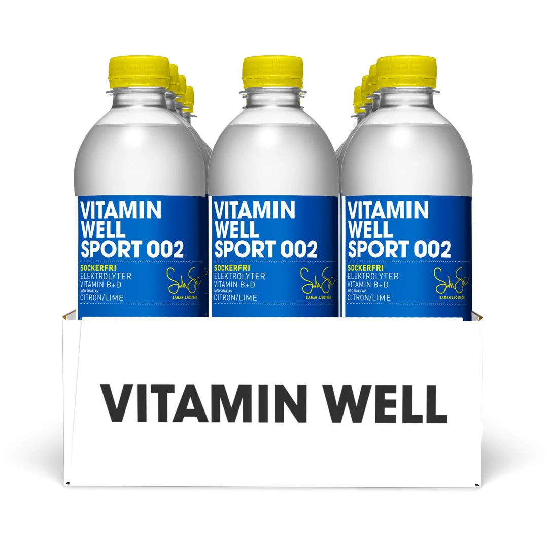 12 x Vitamin Well Sport 500 ml 002 - Lemon Lime (sockerfri) i ett vitt flak med flaskor, blå etiketter och gula korkar., bild 1 av 1