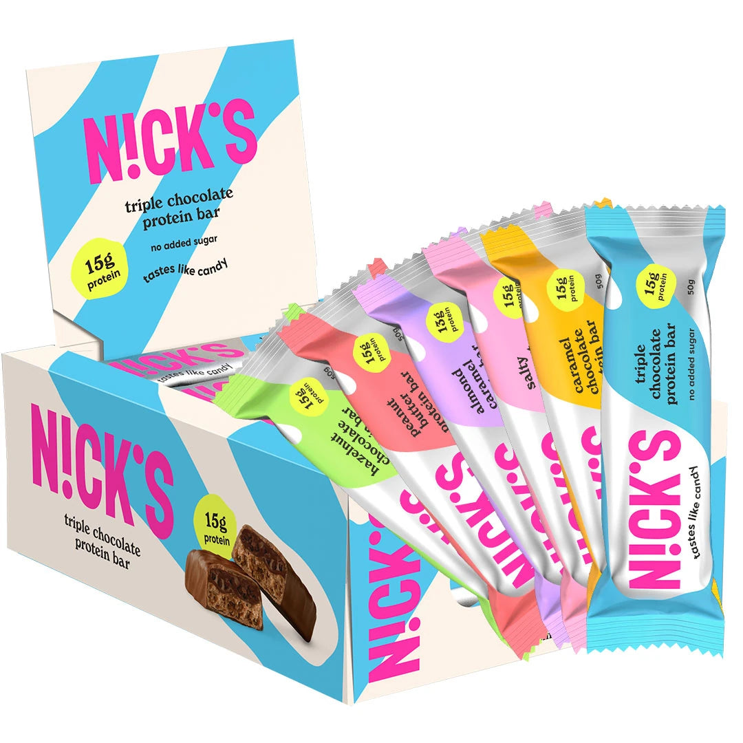 12 x NICKS Soft Bar MIX 50 g i en vit och blå låda med färgglada proteinbars i olika smaker.