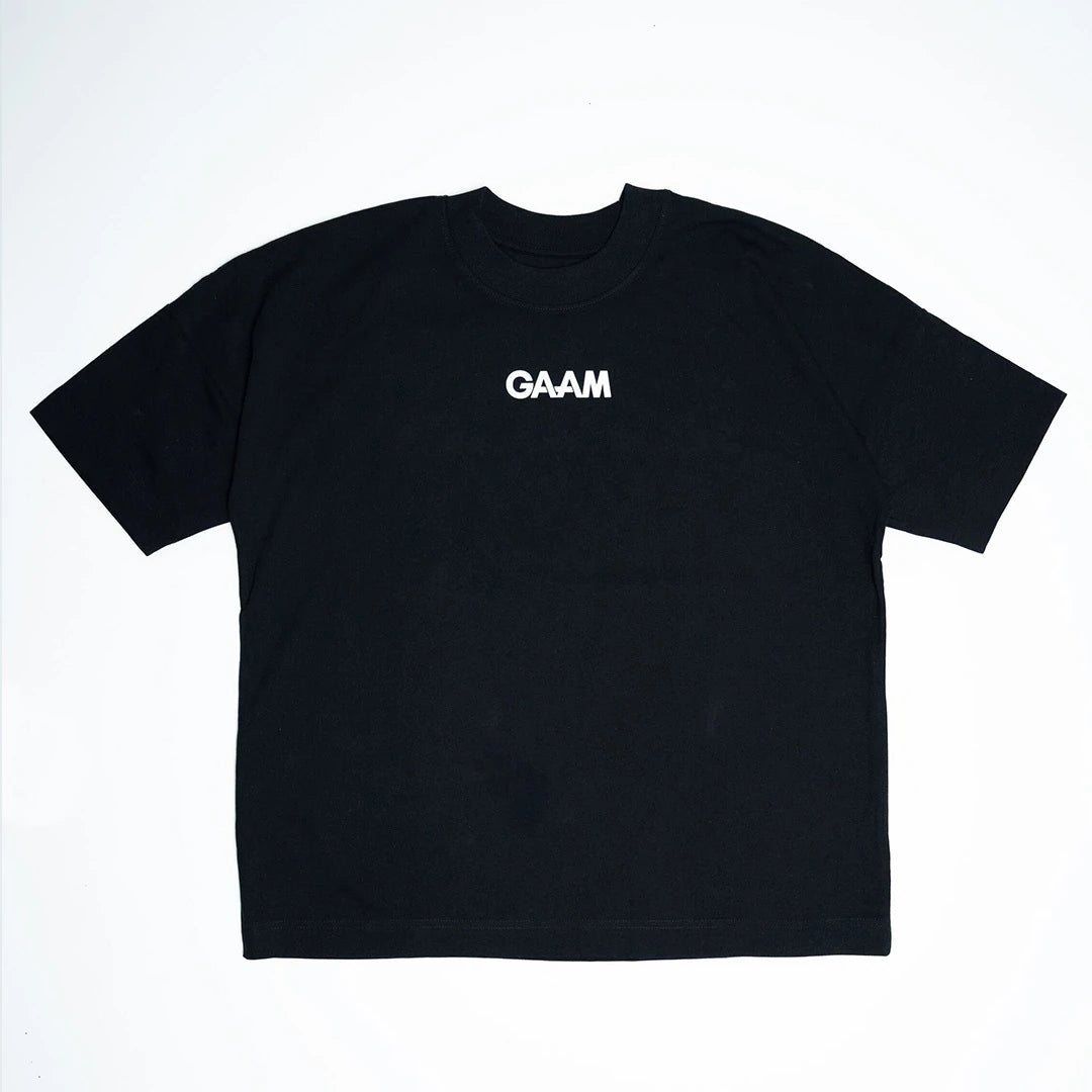 GAAM Oversize T-shirt Black i 100 % bomull med en centrerad vit logotyp på bröstet.