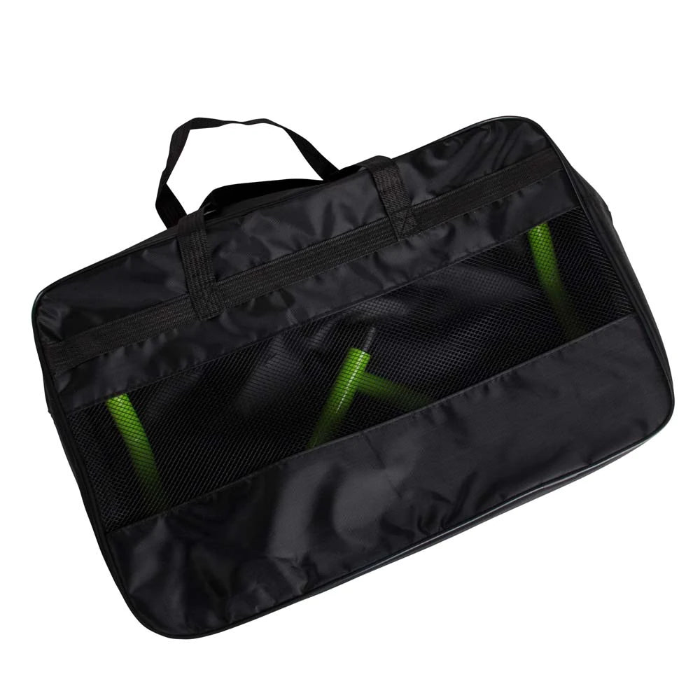 Virtufit Hurdle Bag, en svart väska i nylon med nätpanel där gröna hopphäckar syns inuti., bild 1 av 1