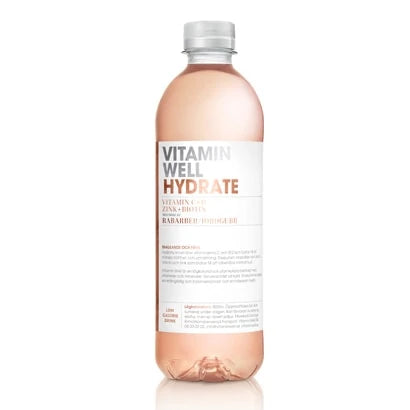 Vitamin Well 500 ml vitamindryck i en genomskinlig flaska med vit etikett och rosa innehåll för smaken Hydrate Rabarber Jordgubb., bild 6 av 9