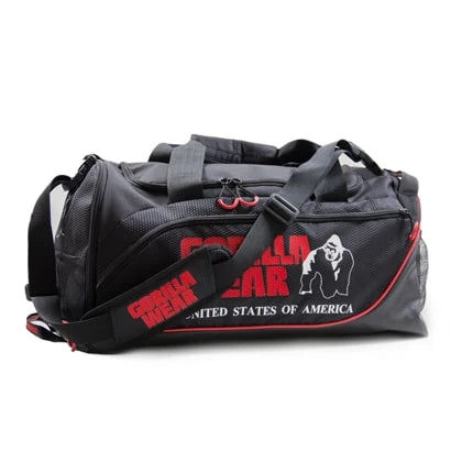 Svart Gorilla Wear Jerome Gym Bag i polyester med röd logotyp, bärhandtag och axelrem för träning.