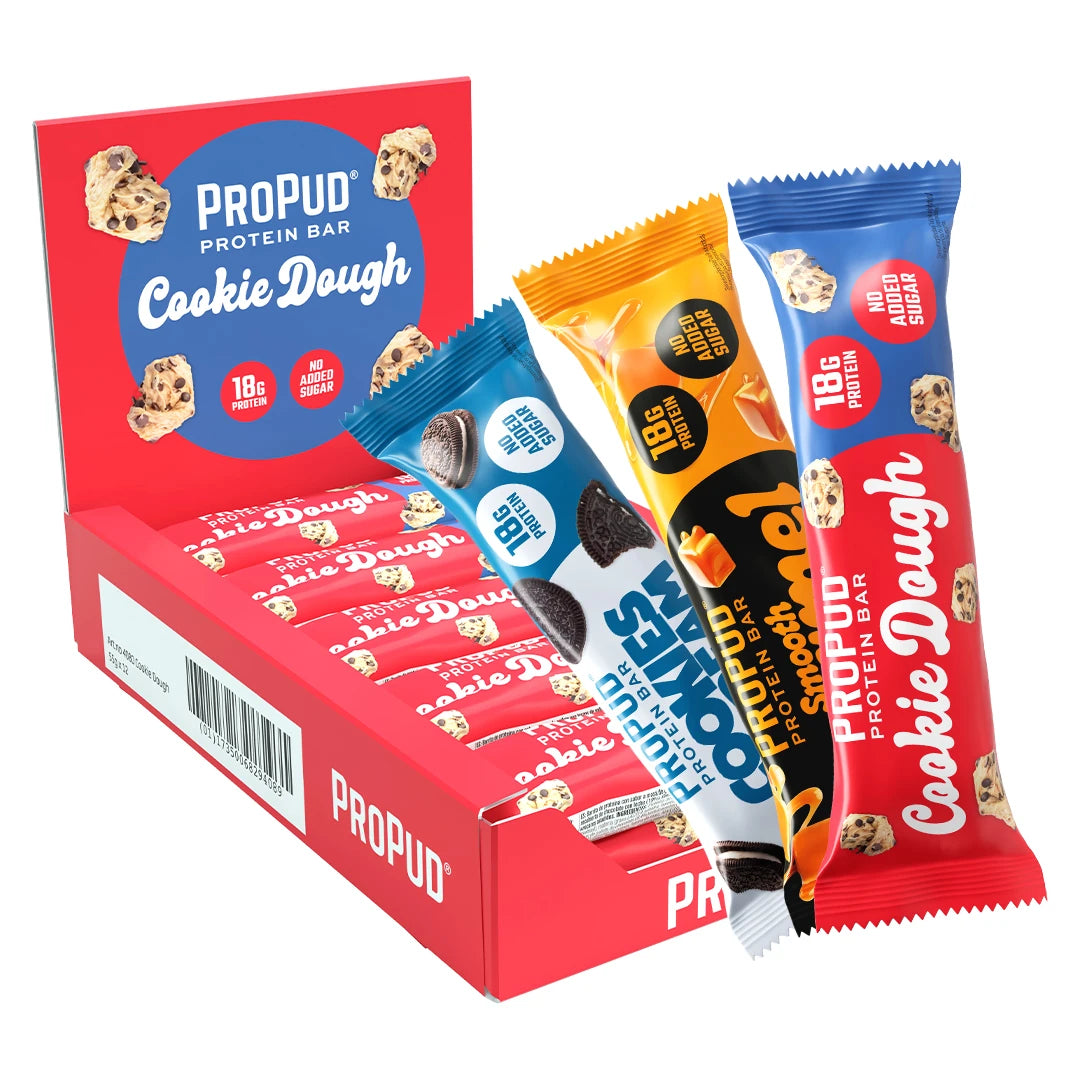 12 x NJIE ProPud Proteinbar 55 g Mixlåda visar en röd låda Cookie Dough och flera färgglada proteinbars i olika smaker., bild 1 av 1