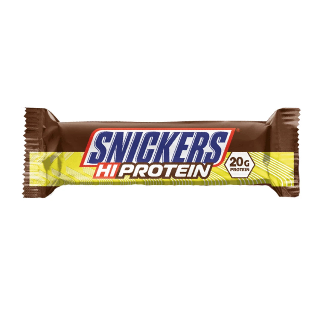Snickers Hi Protein Bar 55 g, en choklad- och proteinbar förpackad i ett brunt omslag med gul rand och klassisk röd text., bild 1 av 1
