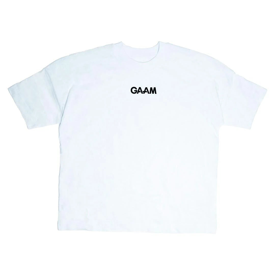 GAAM Oversize T-shirt White i 100 % bomull med en svart logotyp centrerad på bröstet.