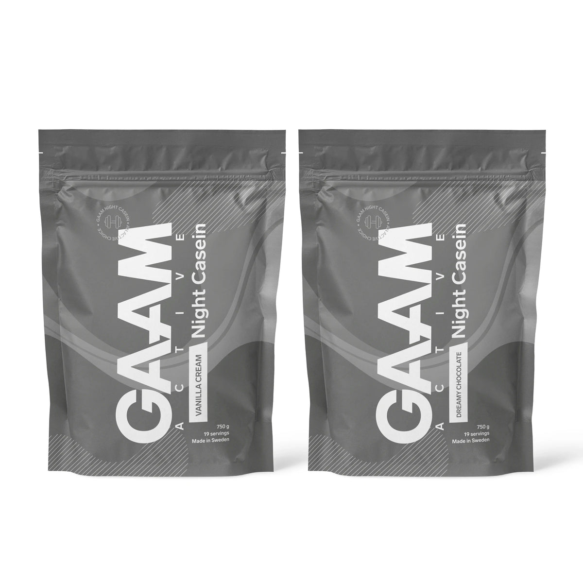 2 x GAAM Active Night Casein 750 g i två mörkgrå påsar omgivna av färska jordgubbar och vaniljglass.