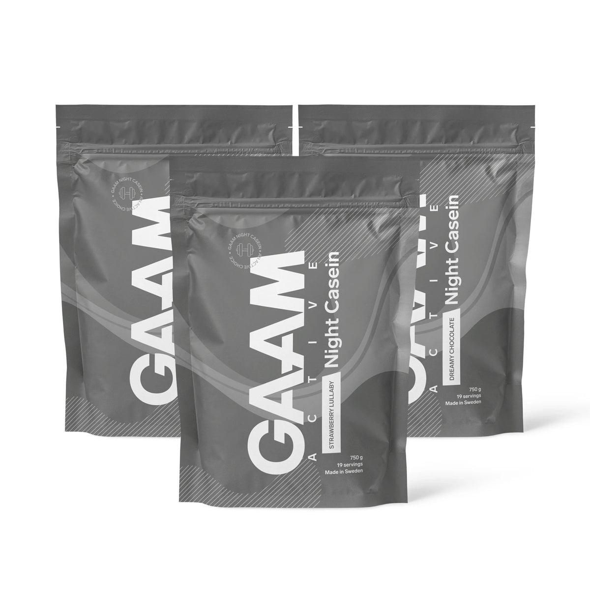 3 x GAAM Active Night Casein 750 g i tre mörkgrå påsar omgivna av färska jordgubbar, choklad och vanilj.
