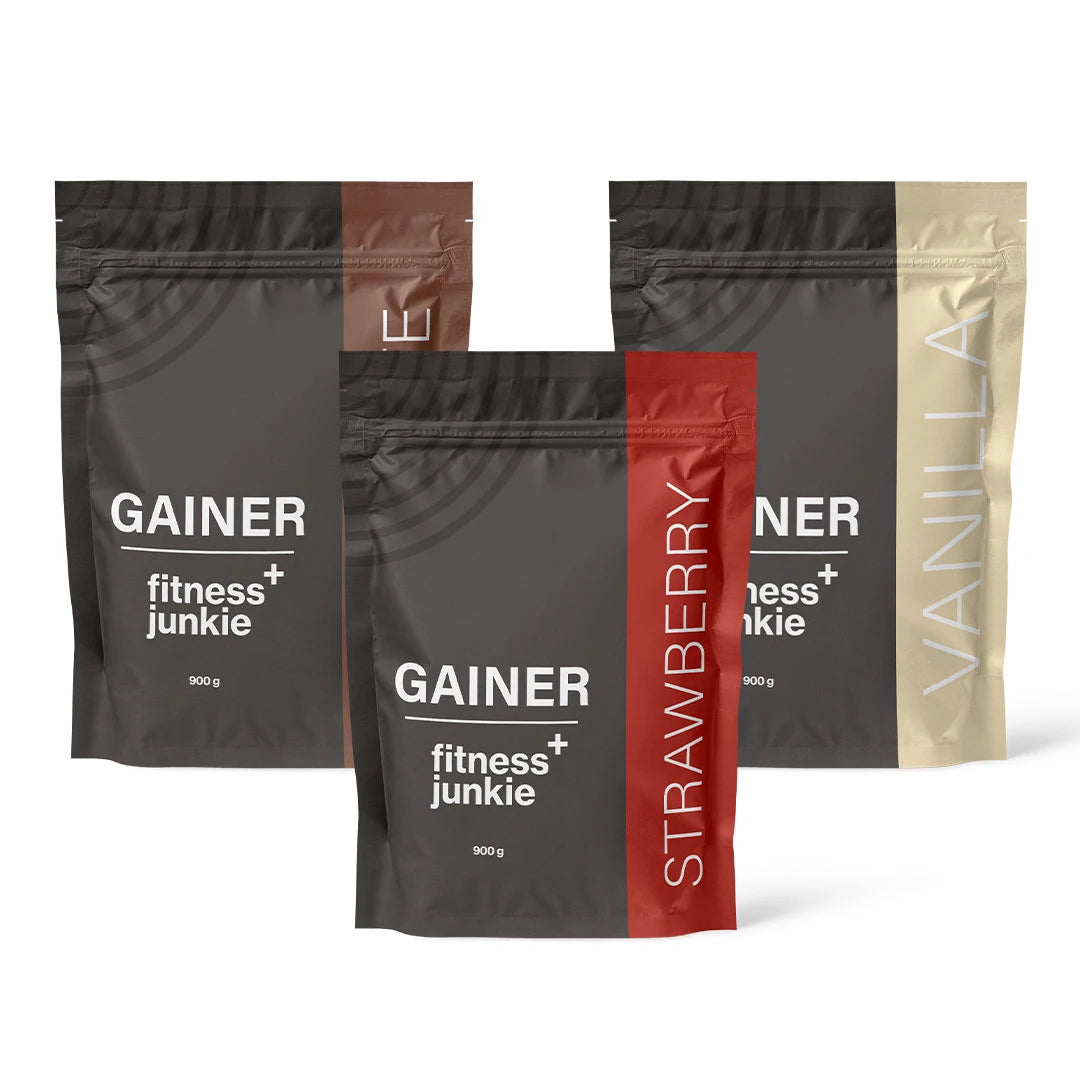 3 x fitnessjunkie Gainer 900 g svarta påsar med bruna, röda och beigea detaljer för smakerna Choklad, Jordgubb och Vanilj., bild 1 av 1