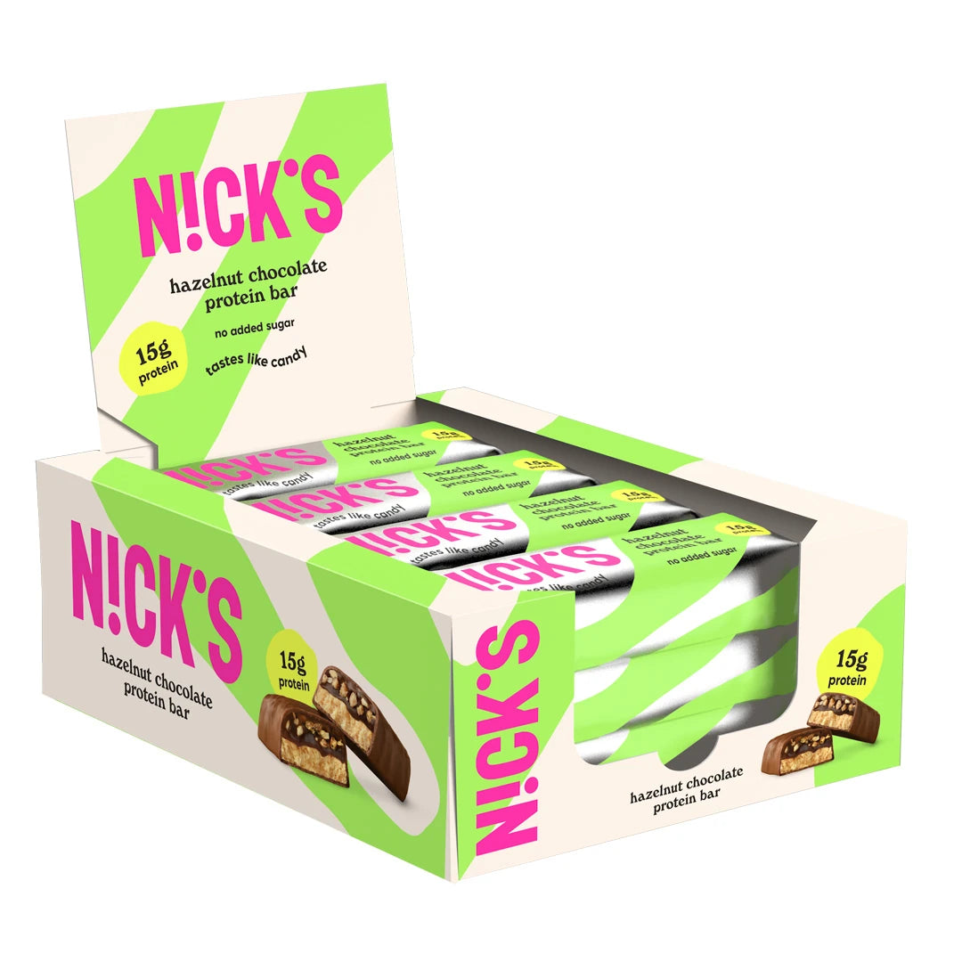 12 x NICKS Soft bar 50 g Hazelnut Chocolate i en vit displaybox med ljusgröna detaljer och rosa logotyp., bild 1 av 1