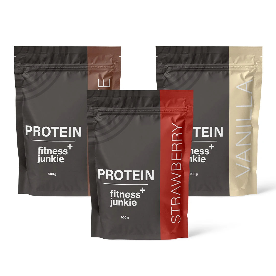 3 x fitnessjunkie Protein 900 g Vassleprotein i tre svarta påsar med bruna, röda och beigea detaljer för olika smaker., bild 1 av 1