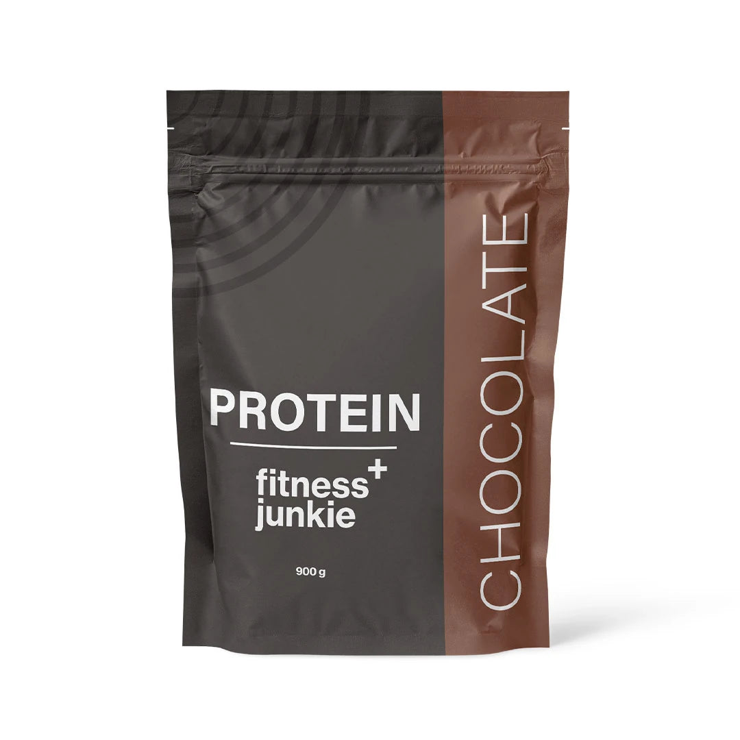fitnessjunkie Protein 900 g proteinpulver i en mörkgrå och brun påse för smaken Chocolate., bild 2 av 3