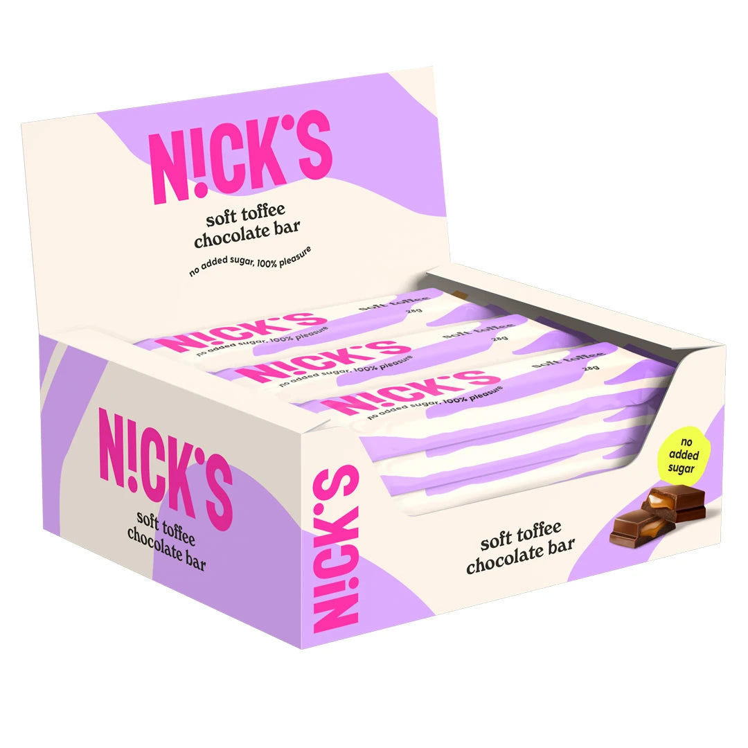 15 x Nicks Soft Toffee 28 g chokladbars i en ljuslila och beige displaylåda med rosa detaljer.