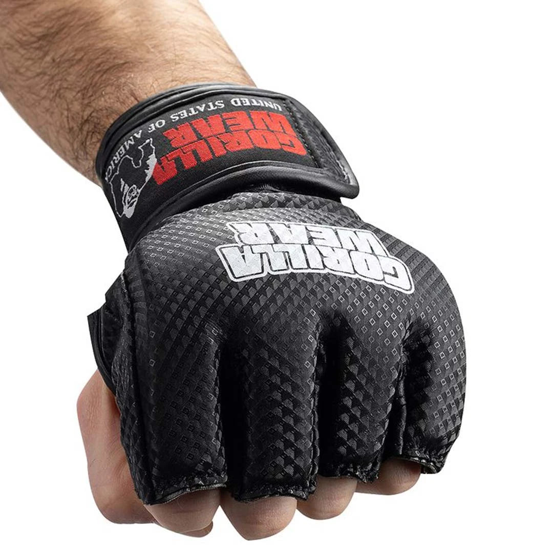 Gorilla Wear Berea MMA Gloves (without thumb) Black &amp; White i PU-läder med kolfibermönster på en knuten hand., bild 4 av 4