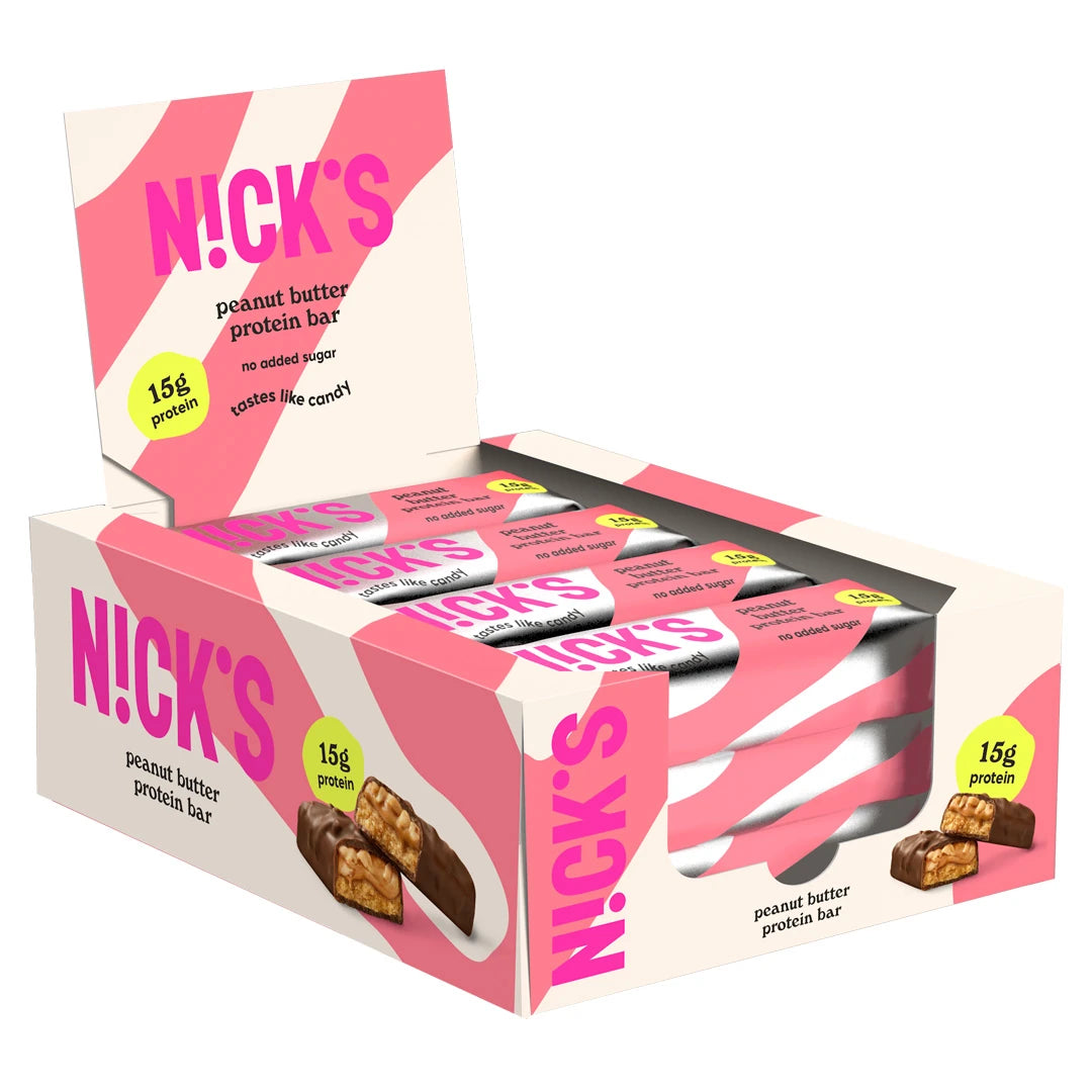 12 x NICKS Soft bar 50 g Peanut Butter i en rosa och vit låda fylld med proteinbars i samma smak.