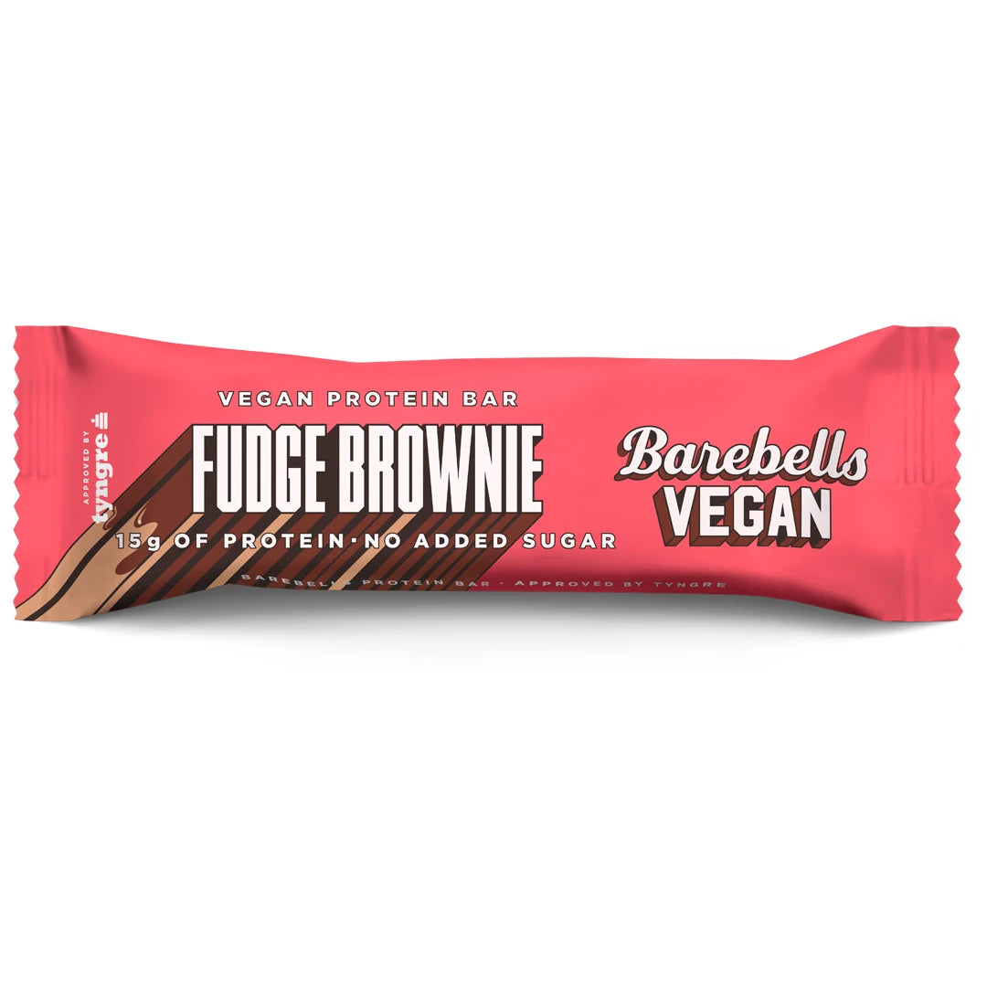 Barebells Vegan Protein Bar 55 g i en rosa förpackning med bruna detaljer för smaken Fudge Brownie., bild 2 av 2