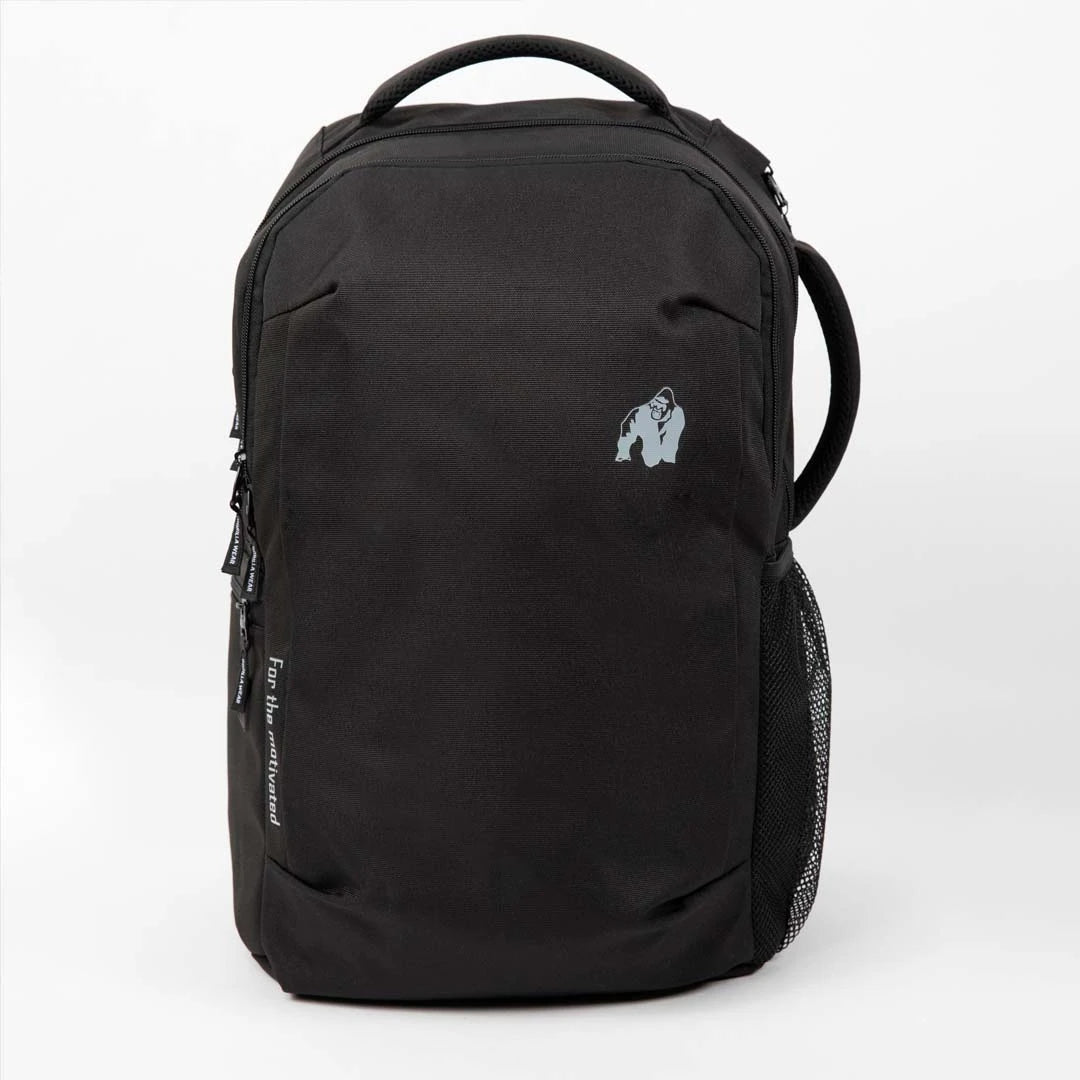 Gorilla Wear Akron Backpack Black är en svart träningsryggsäck med grå logga och nätficka på sidan., bild 1 av 1