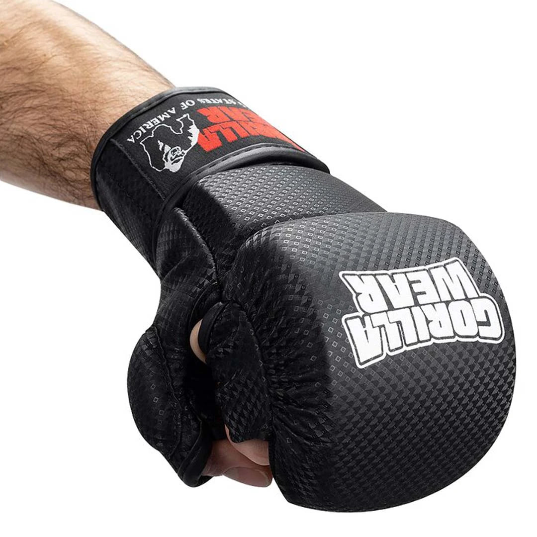 Svart Gorilla Wear Ely MMA Sparring Gloves Black &amp; White med kolfiberdesign och vit logga, buren på en hand., bild 1 av 3