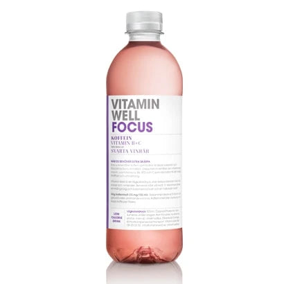 Vitamin Well 500 ml vitamindryck i en genomskinlig flaska med vit etikett och lila detaljer för smaken Focus Svarta Vinbär., bild 8 av 9