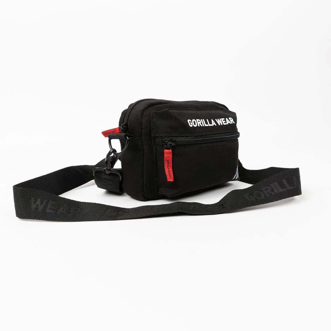 Gorilla Wear Brighton Crossbody Bag Black i svart bomull med axelrem, vit logga och röda dragkedjedetaljer., bild 1 av 1