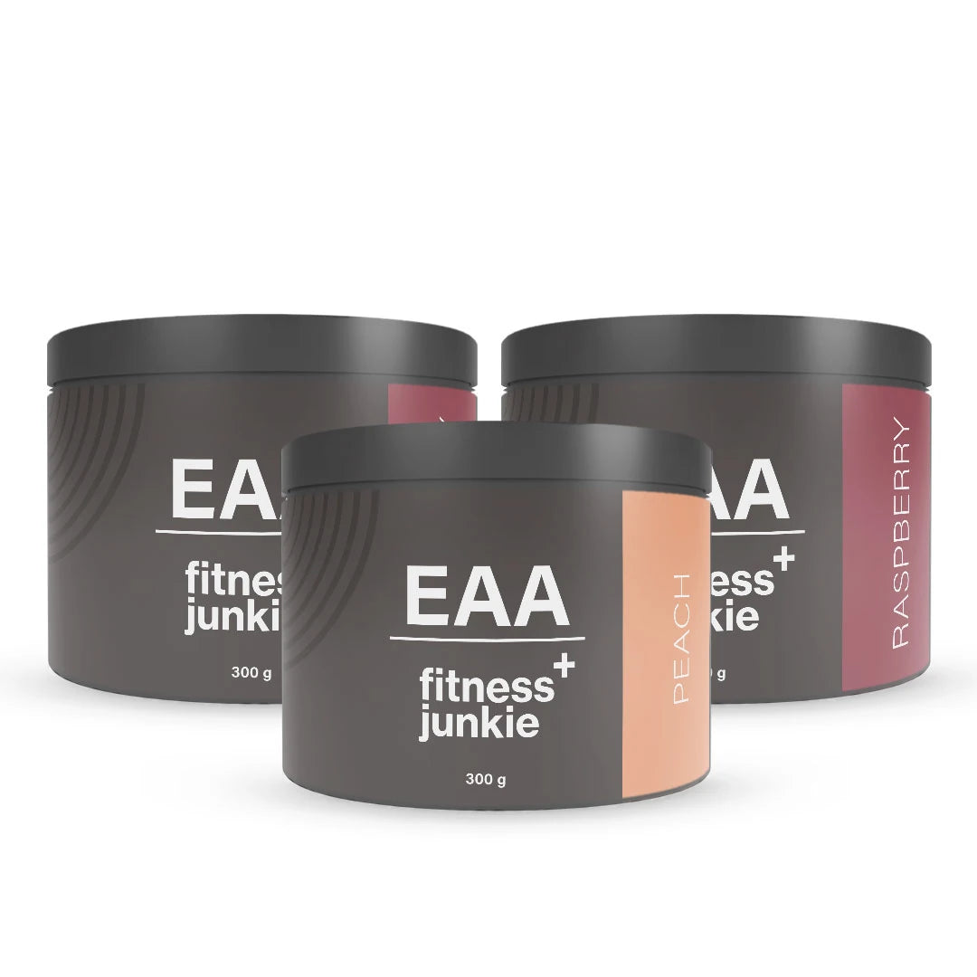 3 x Fitnessjunkie EAA 300 g aminosyror i tre mörkgrå burkar med färgade detaljer för Peach och Raspberry.